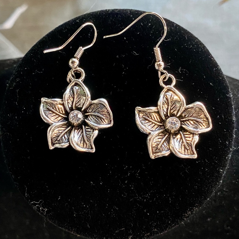 Flower earrings with crystal rhinestone.